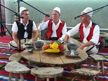 Këngë e fshatit Raçe - Interpretojnë Bedri Bakiu, Avni Hoxha dhe Fasli Kovaçi